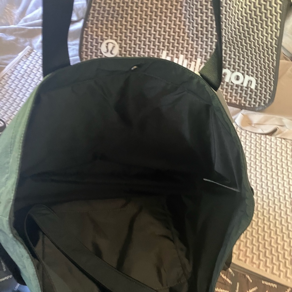 NWT Lululemon Daily Multi-Pocket Tote, 20 L, Rainforest Green/Black - Picture 5 of 7